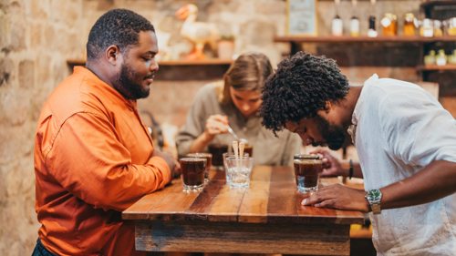 Dégustation de café pendant l’expérience du coffee tour